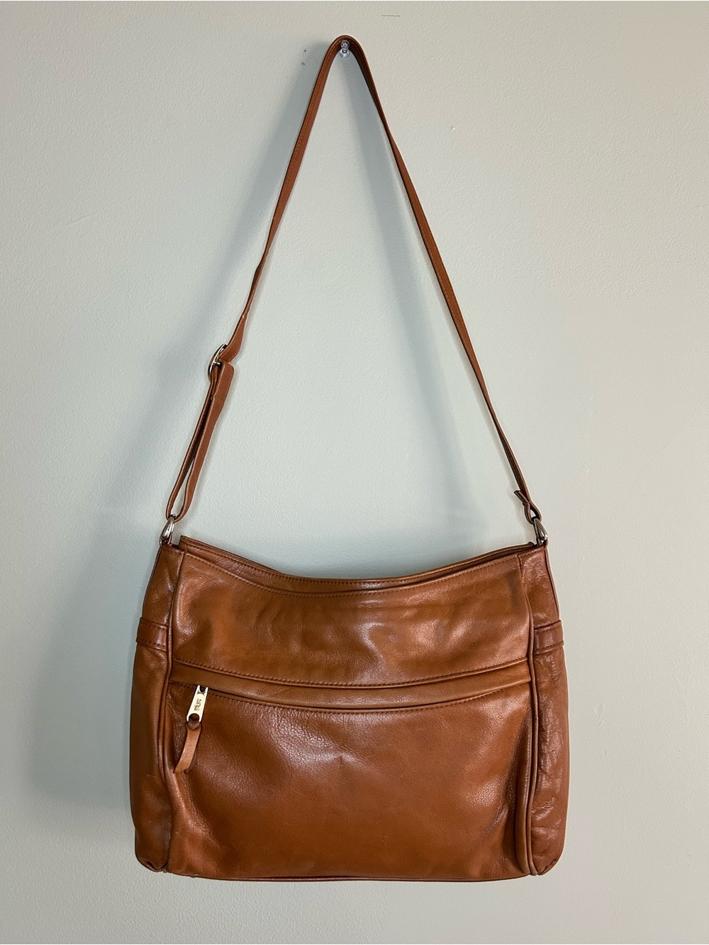SAS Caramel Leather Brown Medium Size Purse Shoulder Bag Classic Minimalist